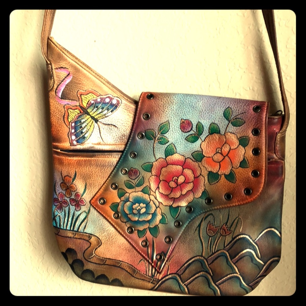 Gorgeous Anushka crossbody leather bag.